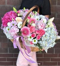 Цветочная композиция из Розы, Хризантемы, Пионы и Лизиантусы в корзине в Лимане