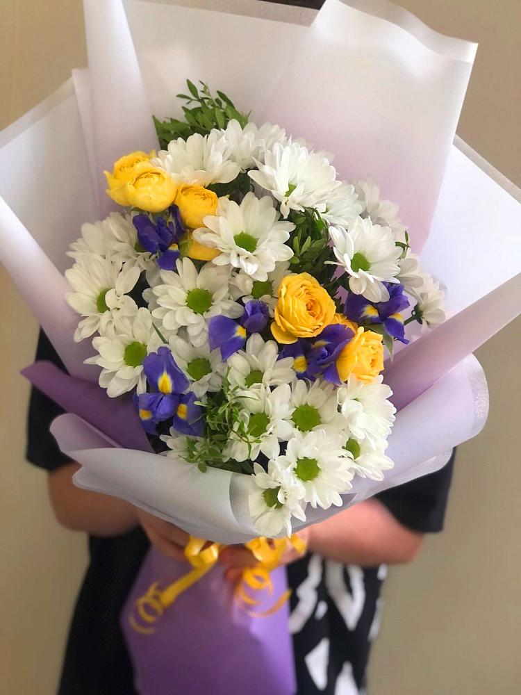 Букет цветов из: Ирисы, Хризантемы и Розы в Лимане
