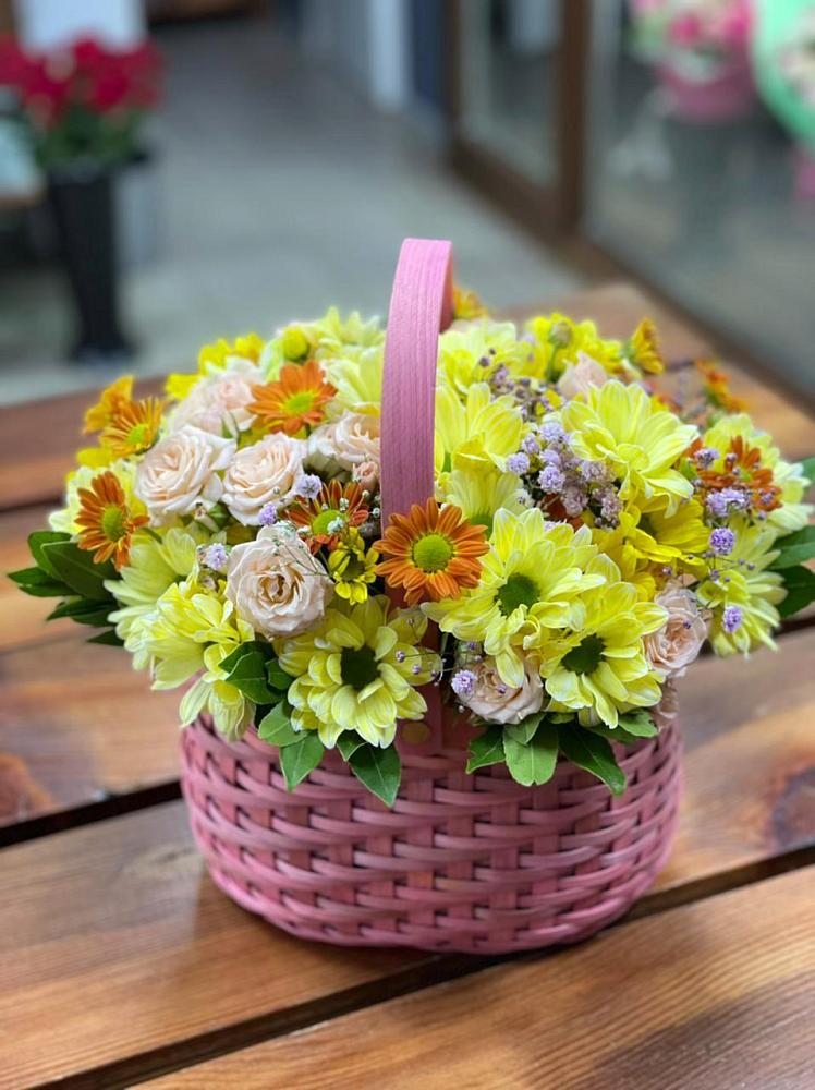 Цветочная композиция из Хризантемы и Розы в корзине в Лимане