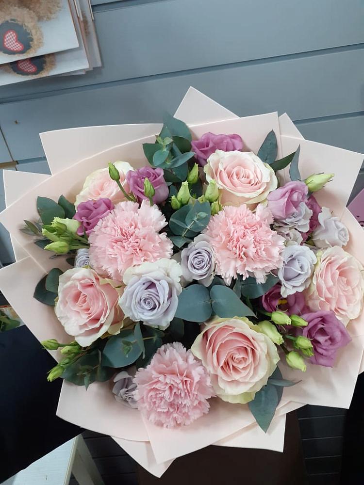 Букет цветов из: Розы, Гвоздики и Лизиантусы в Лимане